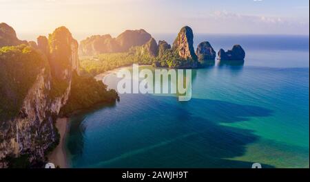 Krabi - Railay spiaggia visto da un drone. Una delle spiagge piu' famose e lussuose della Tailandia. Foto Stock