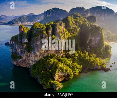 Krabi - Railay spiaggia visto da un drone. Una delle spiagge piu' famose e lussuose della Tailandia. Foto Stock