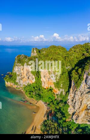 Krabi - Railay spiaggia visto da un drone. Una delle spiagge piu' famose e lussuose della Tailandia. Foto Stock
