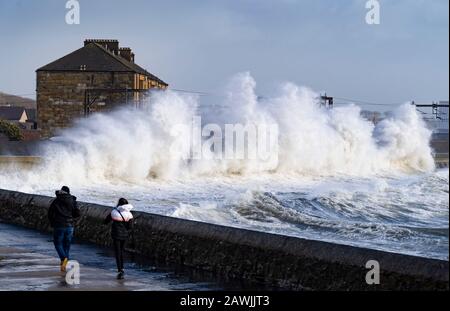 Saltcoat, Scozia, Regno Unito. 9 Febbraio 2020. Storm Ciara crea grandi onde che si infrangono sulle pareti del mare a Saltcoat in Ayrshire. I servizi ferroviari sulla ferrovia adiacente sono stati interrotti. Con l'alta marea dovuta a mezzogiorno e venti previsti per aumentare la velocità più tardi nel giorno, l'altezza delle onde si prevede di aumentare drasticamente. Iain Masterton/Alamy Live News. Foto Stock