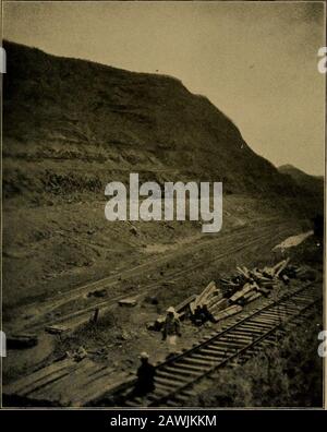 Con Speaker Cannon attraverso i tropici : una storia descrittiva di un viaggio nelle Indie Occidentali, Venezuela e Panama: Contenente vedute del Speaker sui nostri possedimenti coloniali . Canale che 1915âColonel Goethals e La Sua Conoscenza AssociatesâAmericanHotel e Ancon HospitalâAn su una CotâTheImprovement di Panamaâ^sistema Peculiare di TaxationâTheSpeakers EpigramâDiggin e Dammin e Che Si Attacca a ItâWhat Ferrovie DoâThe Avrebbero UpâWorkersvs Riassunto Il Lavoro  . Agitatori. È stato un giro interessante attraverso le tradizioni Isthmusârepletewith degli spagnoli e dei francesi. Strano, ha detto uno di Foto Stock