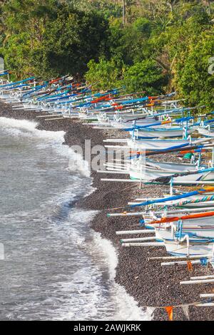 Jukungs tradizionale (outrigger pesca/vela canoa) su Amed del "relitto giapponese " spiaggia di Bali Orientale. Foto Stock