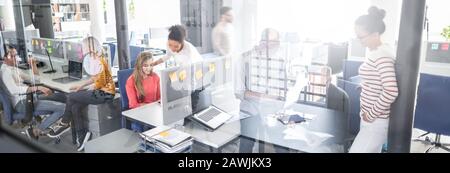 Team al lavoro. Gruppo di giovani imprenditori che lavorano insieme in un ufficio moderno e creativo. Foto Stock