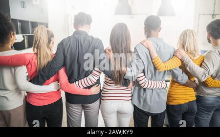 Il team creativo incontra le mani in linea. I giovani imprenditori stanno tenendo le mani. Concetto di unità e lavoro di squadra. Foto Stock