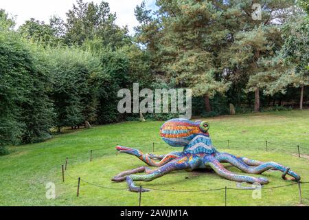 Marialuisa Tadeis scultura colorata Octopus esposta in un ambiente panoramico dello Yorkshire Sculpture Park vicino Wakefield, Regno Unito. Foto Stock