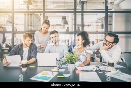 I giovani uomini di affari riunione in ufficio e discutendo insieme un nuovo progetto di avvio. Foto Stock