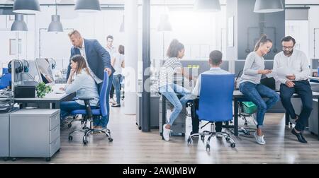 Team al lavoro. Gruppo di giovani imprenditori che lavorano insieme in un ufficio moderno e creativo. Foto Stock