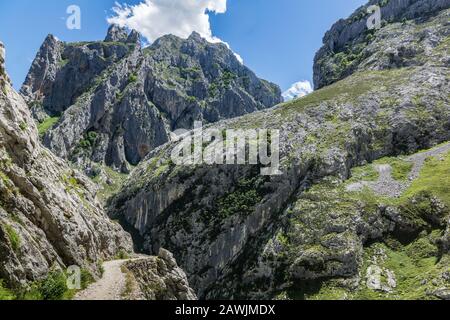 Rocce sulle montagne di Picos de Europa Foto Stock