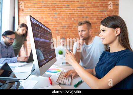 Lo sviluppo di programmazione e tecnologie di codifica. Sito web design. Programmatore pagine lavora in un software di sviluppare società office. Foto Stock