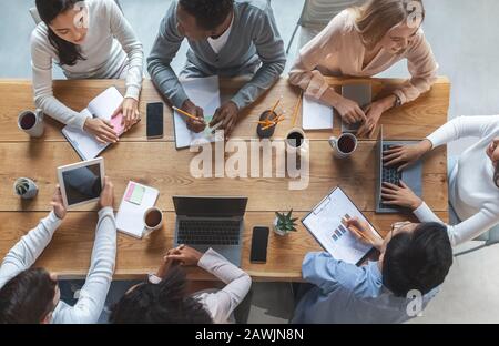 Team aziendale multirazziale con meeting, vista dall'alto Foto Stock