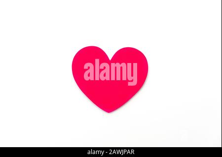 Amore cuore forma su sfondo bianco con spazio copia. Celebrazione per il giorno di nozze del mondo, giorno di San Valentino, giorno della madre, ecc. colpo Orizzontale. Foto Stock