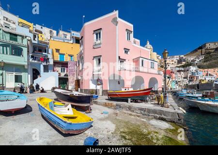 Procida, ITALIA - 25 MARZO 2016 - Vista di Corricella, romantico villaggio di pescatori di Procida, Italia Foto Stock