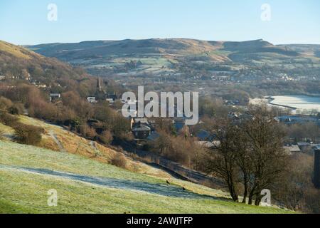 Frosty mattina guardando verso Greenfield e South Pennine Moors, Saddlesworth, Greater Manchester, Regno Unito. Foto Stock