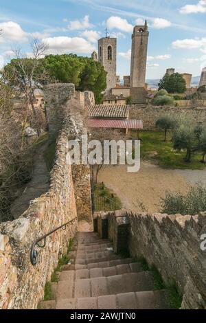 Vista panoramica della città medievale di San Gimignano dalla torre di castello Foto Stock