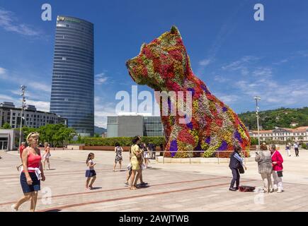 Cane di fiori di fronte al museo guggenheim di Bilbao Foto Stock