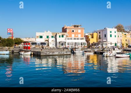 Procida, ITALIA - 3 GENNAIO 2020 - la baia di Chiaiolella con le sue case colorate è un'attrazione turistica Foto Stock