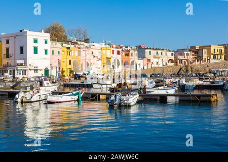 Procida, ITALIA - 3 GENNAIO 2020 - la baia di Chiaiolella con le sue case colorate è un'attrazione turistica Foto Stock