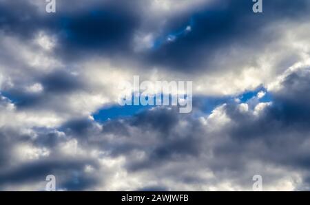 Nuvole scure e formazioni nubi nel cielo proprio prima di una tempesta Foto Stock