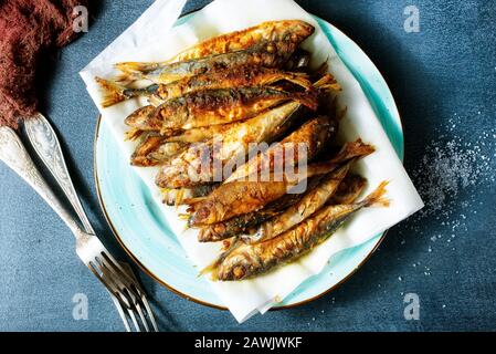sale di pesce fritto e spezie, pesce su piastra Foto Stock