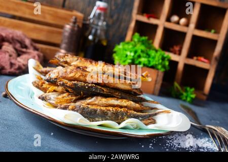 sale di pesce fritto e spezie, pesce su piastra Foto Stock