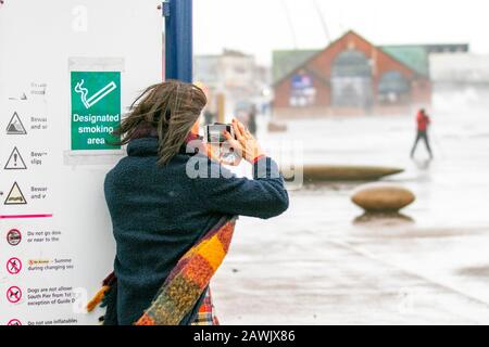 Blackpool, Lancashire. 9th Feb, 2020. La terza tempesta di nome della stagione, la peggiore dal 2013 arriva a Blackpool. Grandi onde e detriti gettati su strade costiere, fondali marini e proprietà presentano un rischio per la vita. Tempo umido e ventoso, con venti forti come 60mph che sale fino a 70mph in aree più esposte. Credit: Mediaworldimages/Alamy Live News Foto Stock