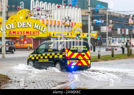 Blackpool, Lancashire. 9th Feb, 2020. La terza tempesta di nome della stagione, la peggiore dal 2013 arriva a Blackpool. Grandi onde e detriti gettati su strade costiere, fondali marini e proprietà presentano un rischio per la vita. Tempo umido e ventoso, con venti forti come 60mph che sale fino a 70mph in aree più esposte. Credit: Mediaworldimages/Alamy Live News Foto Stock