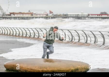 Blackpool, Lancashire. 9th Feb, 2020. Il terzo ha chiamato grave tempesta della stagione, il peggiore dal 2013 arriva a Blackpool. Grandi onde e detriti gettati su strade costiere, fondali marini e proprietà presentano un rischio per la vita. Tempo umido e ventoso, con venti forti come 60mph che sale fino a 70mph in aree più esposte. Credit: Mediaworldimages/Alamy Live News Foto Stock