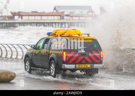 Blackpool, Lancashire. 9th Feb, 2020. La terza tempesta di nome della stagione, la peggiore dal 2013 arriva a Blackpool. Grandi onde e detriti gettati su strade costiere, fondali marini e proprietà presentano un rischio per la vita. Tempo umido e ventoso, con venti forti come 60mph che sale fino a 70mph in aree più esposte. Credit: Mediaworldimages/Alamy Live News Foto Stock