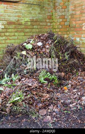 Compostaggio, compost heap in un giardino, Regno Unito Foto Stock