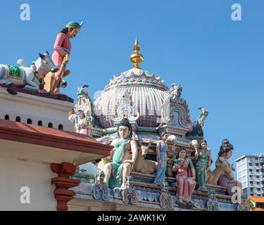 Dettaglio del tetto che mostra le statue degli dei al tempio indù del tempio di Sri Mariamman su South Bridge Road, Chinatown, Singapore, Asia Foto Stock