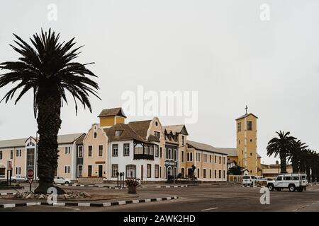 Vecchi edifici coloniali tedeschi e strade di Swakopmund, una città della Namibia Foto Stock