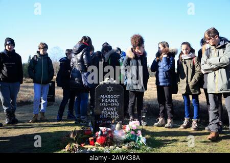 Gruppo di visitatori al memoriale di Anne und Margot Frank, memoriale del campo di concentramento di Bergen-Belsen, Bassa Sassonia, Germania, Europa Foto Stock