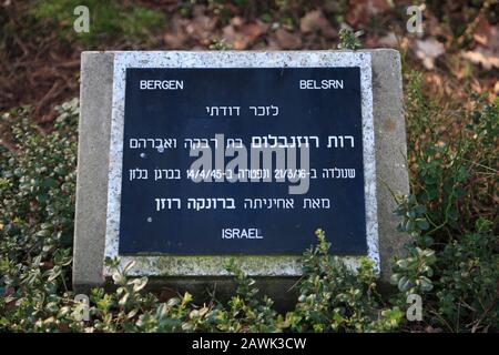 Pietre commemorative, memoriale del campo di concentramento di Bergen-Belsen, Bassa Sassonia, Germania, Europa Foto Stock