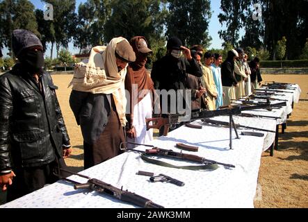 (200209) -- NANGARHAR, 9 febbraio 2020 (Xinhua) -- i combattenti talebani partecipano ad una cerimonia di consegna nella città di Jalalabad, capitale della provincia di Nangarhar, Afghanistan, 8 febbraio 2020. Un totale di 28 combattenti talebani hanno dato in su la lotta e si sono arresi alle forze di sicurezza nella provincia orientale di Nangarhar il sabato, governatore provinciale Shah Mahmoud Miakhil ha detto. (Foto Di Saifurahman Safi/Xinhua) Foto Stock