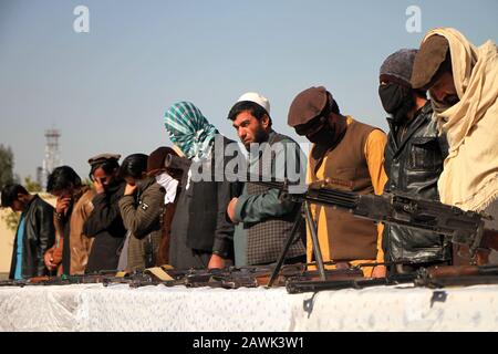 (200209) -- NANGARHAR, 9 febbraio 2020 (Xinhua) -- i combattenti talebani partecipano ad una cerimonia di consegna nella città di Jalalabad, capitale della provincia di Nangarhar, Afghanistan, 8 febbraio 2020. Un totale di 28 combattenti talebani hanno dato in su la lotta e si sono arresi alle forze di sicurezza nella provincia orientale di Nangarhar il sabato, governatore provinciale Shah Mahmoud Miakhil ha detto. (Foto Di Saifurahman Safi/Xinhua) Foto Stock