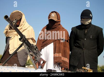 (200209) -- NANGARHAR, 9 febbraio 2020 (Xinhua) -- i combattenti talebani partecipano ad una cerimonia di consegna nella città di Jalalabad, capitale della provincia di Nangarhar, Afghanistan, 8 febbraio 2020. Un totale di 28 combattenti talebani hanno dato in su la lotta e si sono arresi alle forze di sicurezza nella provincia orientale di Nangarhar il sabato, governatore provinciale Shah Mahmoud Miakhil ha detto. (Foto Di Saifurahman Safi/Xinhua) Foto Stock