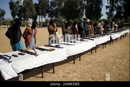 (200209) -- NANGARHAR, 9 febbraio 2020 (Xinhua) -- i combattenti talebani partecipano ad una cerimonia di consegna nella città di Jalalabad, capitale della provincia di Nangarhar, Afghanistan, 8 febbraio 2020. Un totale di 28 combattenti talebani hanno dato in su la lotta e si sono arresi alle forze di sicurezza nella provincia orientale di Nangarhar il sabato, governatore provinciale Shah Mahmoud Miakhil ha detto. (Foto Di Saifurahman Safi/Xinhua) Foto Stock