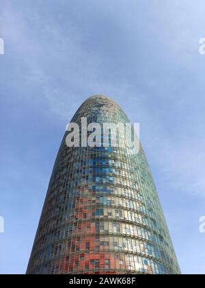 Barcellona, SPAGNA - 3 GENNAIO 2020: Torre Glories a Barcellona, Spagna. L'edificio, precedentemente noto come Torre Agbar, è un grattacielo a 38 piani completato presso Foto Stock