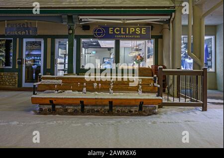 Canmore, Alberta, Canada – 08 febbraio 2020: Negozio di tostapane Eclipse Coffee Roasters in centro, come visto di notte Foto Stock