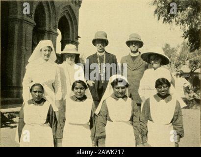 Un pellegrinaggio indiano; appunti di viaggio di una visita ai campi indiani della Chiesa di Scozia . Dow Jviemorial Hospital, Gujrat.. Dow Memorial Hospital Staff, Gujrat. Gujrat - Sito di Battaglia 33 quei 120 letti vuoti ! Non verrà alcun medico e sputerà questa mano all'opera che era così splendida, e piaceDio sarà ancora una volta splendido? La Scuola continua, e con i suoi 250 alunni, Almostuly Mohammedan e Hindu, sta facendo il lavoro di capitale; e l'affascinante chiesetta, costruita dal Dr. Taylorprimariamente per i pazienti ospedalieri, è in uso costante, un interessante esperimento di architettura che cerca di dare Foto Stock