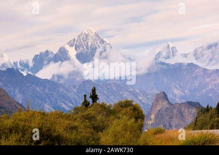 Bella Montagna Di Pecore All'Alba, Sutton, Sutton, Alaska. Foto Stock