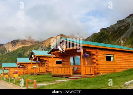 Cabine a Sheep Mountain lungo la Glenn Highway al bell'alba, Sutton, Alaska, Stati Uniti. Foto Stock