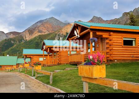 Cabine a Sheep Mountain lungo la Glenn Highway al bell'alba, Sutton, Alaska, Stati Uniti. Foto Stock