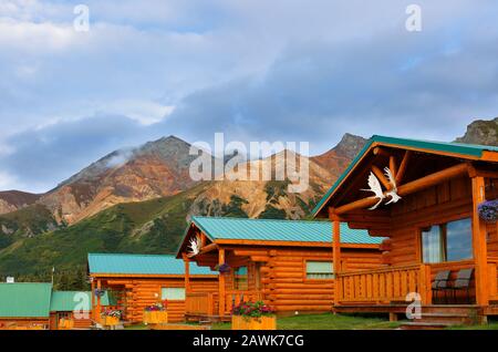 Cabine a Sheep Mountain lungo la Glenn Highway al bell'alba, Sutton, Alaska, Stati Uniti. Foto Stock