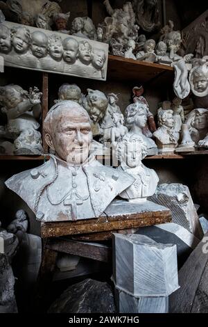 Italia Toscana Volterra - lavorazione alabastro presso il laboratorio Alab'Arte di Volterra. All'interno del laboratorio dove si possono vedere i calchi spesso in gesso, che servono da modelli per sculture in alabastro. Foto Stock