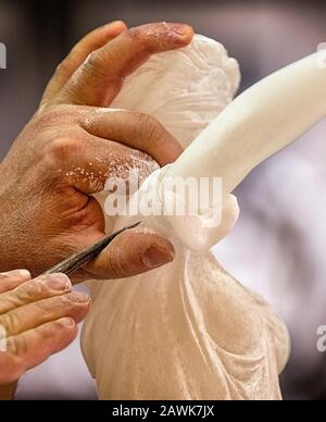 Italia Toscana Volterra - lavorazione alabastro presso il laboratorio Alab'Arte di Volterra. Finitura manuale di una scultura. Foto Stock