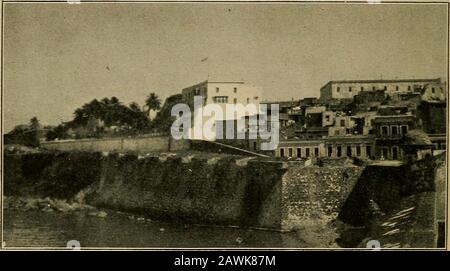 Con Speaker Cannon attraverso i tropici : una storia descrittiva di un viaggio verso le Indie Occidentali, Venezuela e Panama: Contenente vedute del Speaker sui nostri possedimenti coloniali . e Dipartimento di Istruzione pubblica, abbiamo restituito bjtrolley al molo. All'inizio di lunedì mattina, mentre alcuni di noi stavano campionando merci americane, che abbiamo trovato in profusione nei negozi di SanJuan, Speaker Cannon, accompagnato da McKinley, Sherman e Tawney, ha formalmente restituito il Governorscall. Si incontrarono al Castello, dove il Governatorato visse nello splendore di un Principe Orientale, e furono scortati al Morro, dove un regim Foto Stock