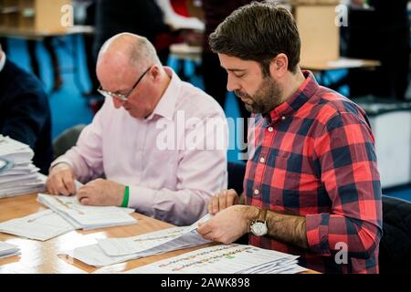 Il personale del centro comunitario di Phibblestown a Dublino conta le schede elettorali per la circoscrizione di Dublino Ovest, nella circoscrizione di Taoiseach Leo Varadkar, durante il conteggio Elettorale generale irlandese. Foto Stock