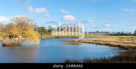 Petworth House, Petworth Park, una tenuta di campagna a West Sussex, Regno Unito. Vista panoramica con il lago in primo piano. Foto Stock