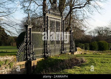 Porte in ferro battuto decorate a Petworth Park, Regno Unito Foto Stock